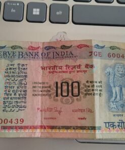 100 rupee note with sign of manmohan singh